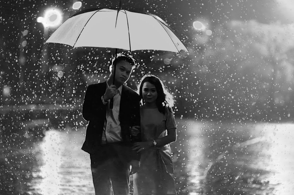 Romantic in the rain : Prewedding Outdoor